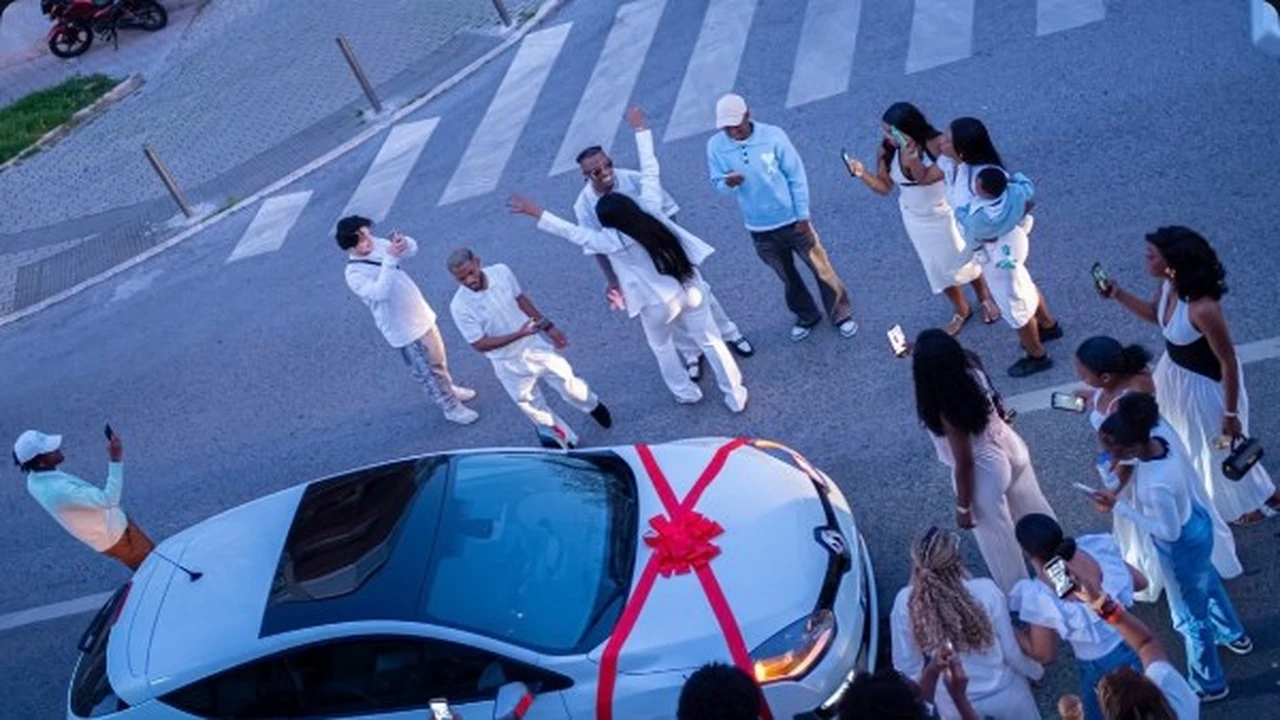 شيكو بانزا يفاجئ زوجته بهدية خاصة احتفالًا بحملها في طفله